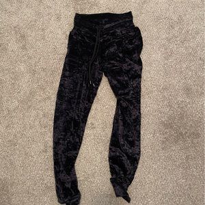 Lululemon velour joggers size 2 great condition barely worn black